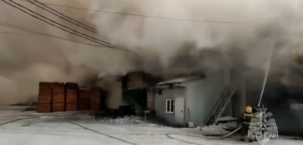 В Усть-Илимске ликвидируют крупный пожар не лесоперерабатывающем предприятии