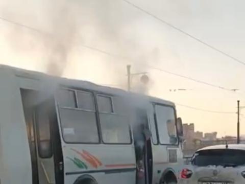 Автобус загорелся на Глазковском мосту в Иркутске