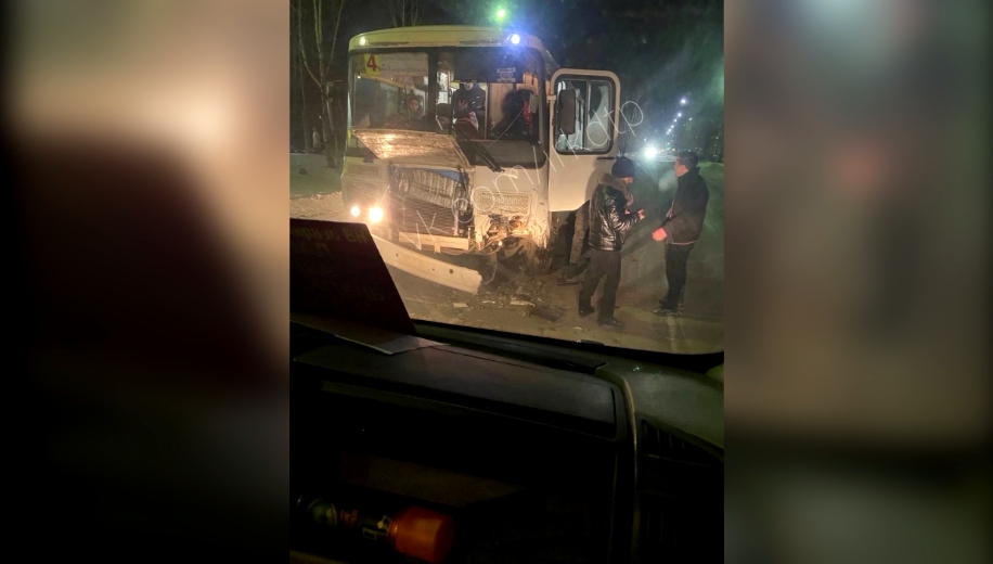 В Братске женщина за рулём BMW врезалась в маршрутный автобус