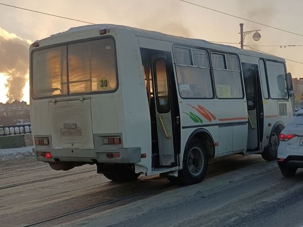 Новоленинский «ПАЗик» с пассажирами загорелся на Глазковском мосту в Иркутске