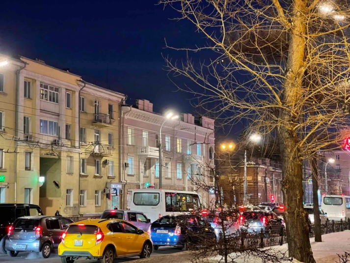 Автомобилисты встали в восьмибалльные пробки в Иркутске вечером 13 января