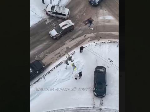 Автомобиль врезался в крыльцо иркутского бизнес-центра