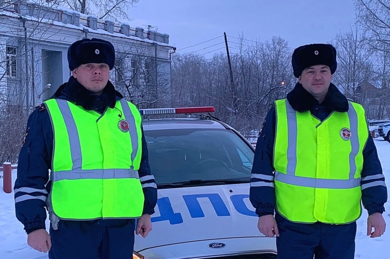 Госавтоинспекторы в Приангарье помогли семье, чья машина заглохла в морозы