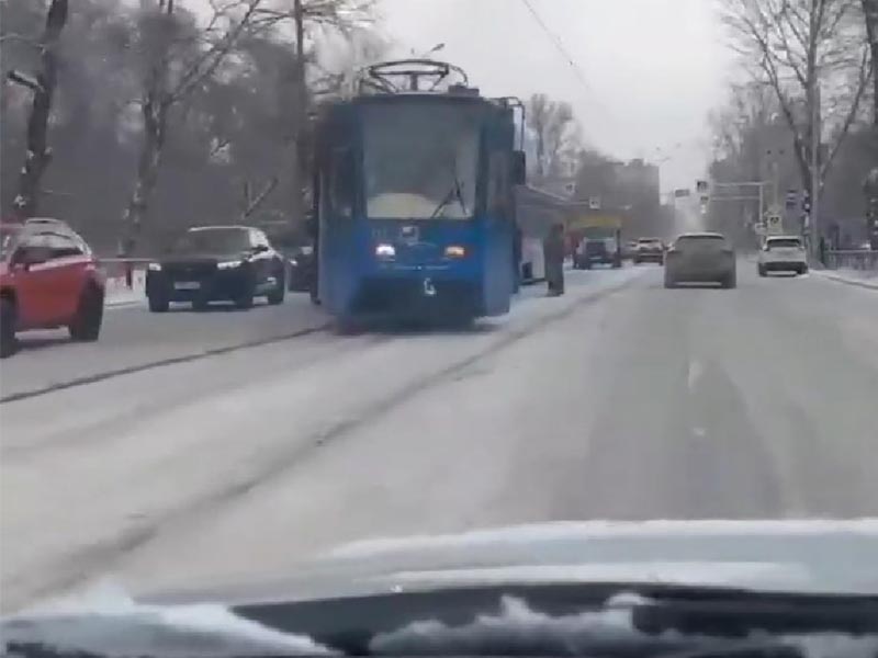 Трамвай сошел с рельсов на улице Депутатской в Иркутске