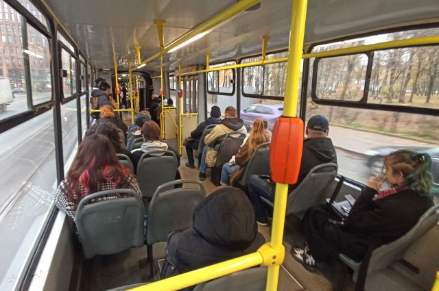 Трамвай утром сошел с рельсов на улице Депутатской в Иркутске