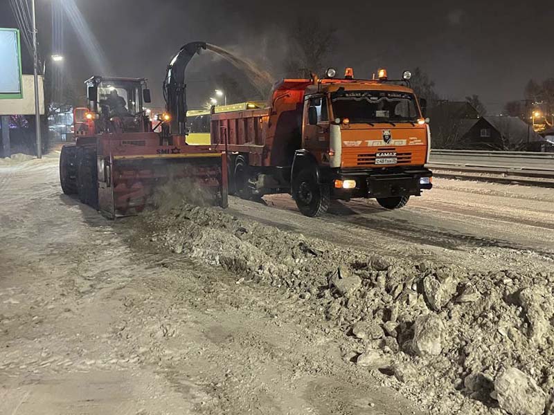 Дорожные службы Иркутска продолжают работать в мороз