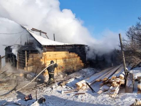 Частный дом загорелся на улице Радищева в Иркутске