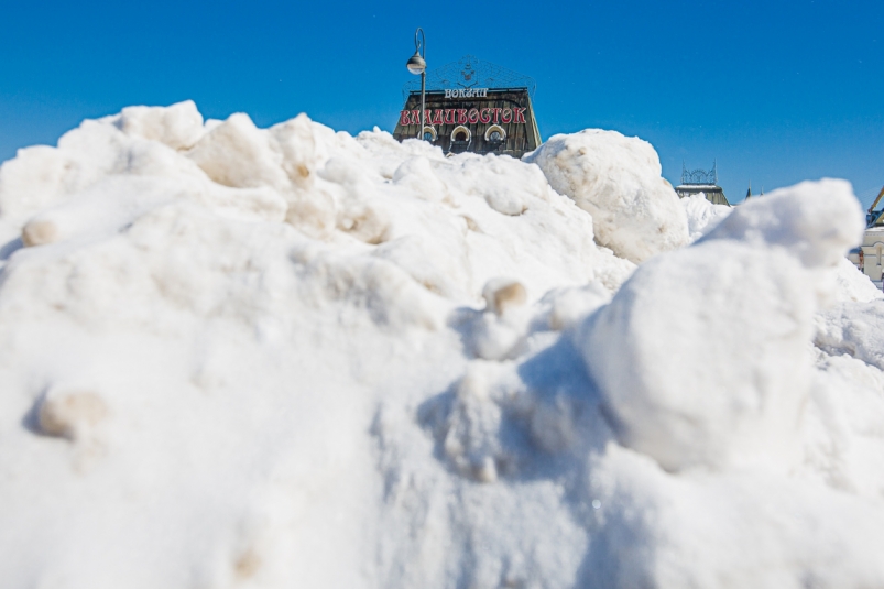 Около 300 кровель жилых домов очистили от снега в Иркутске