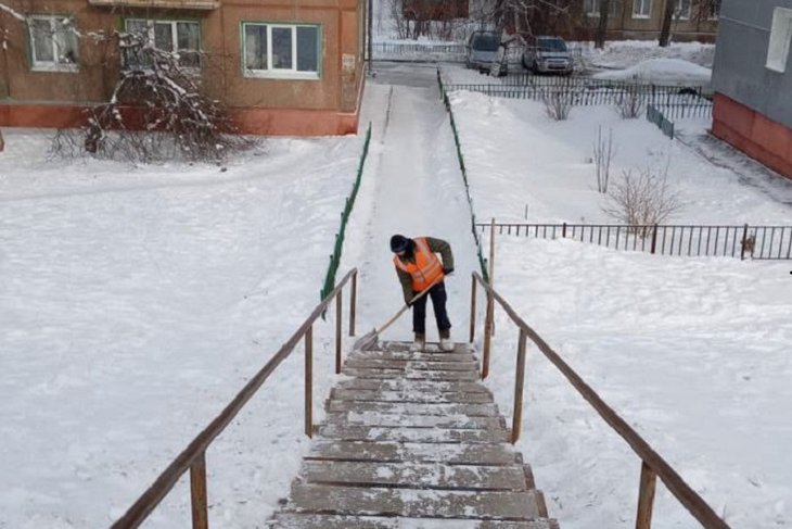 Во всех округах Иркутска специалисты контролируют качество уборки снега во дворах