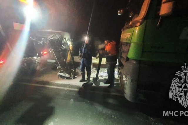 Пожарные спасли водителя фуры на границе Приангарья и Красноярского края