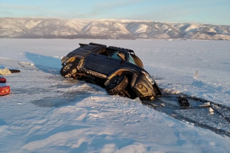 Внедорожник с тремя людьми провалился под лед Байкала на Ольхоне