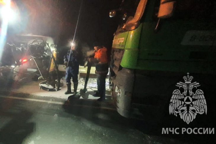 В Тайшетском районе пожарные спасли водителя сломавшейся фуры