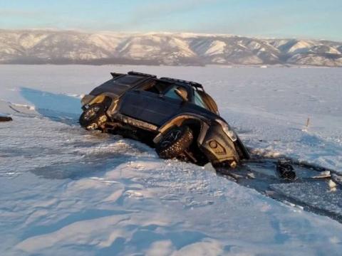 Внедорожник с тремя людьми провалился под лёд на Байкале