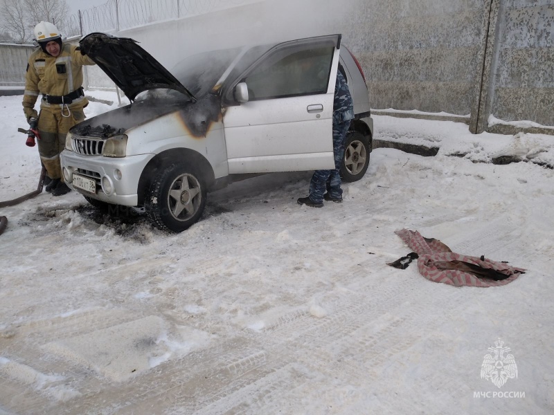 Десять автомобилей повреждены или уничтожены огнем в Иркутской области за сутки