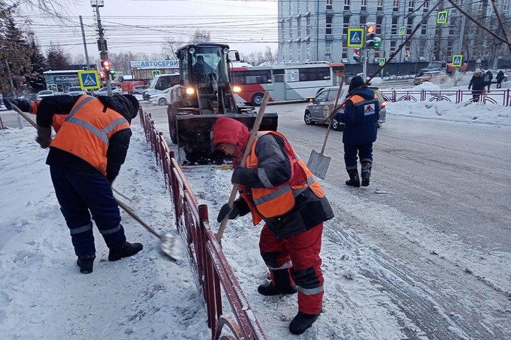 В Иркутске очищают от наледи дороги и пешеходные зоны