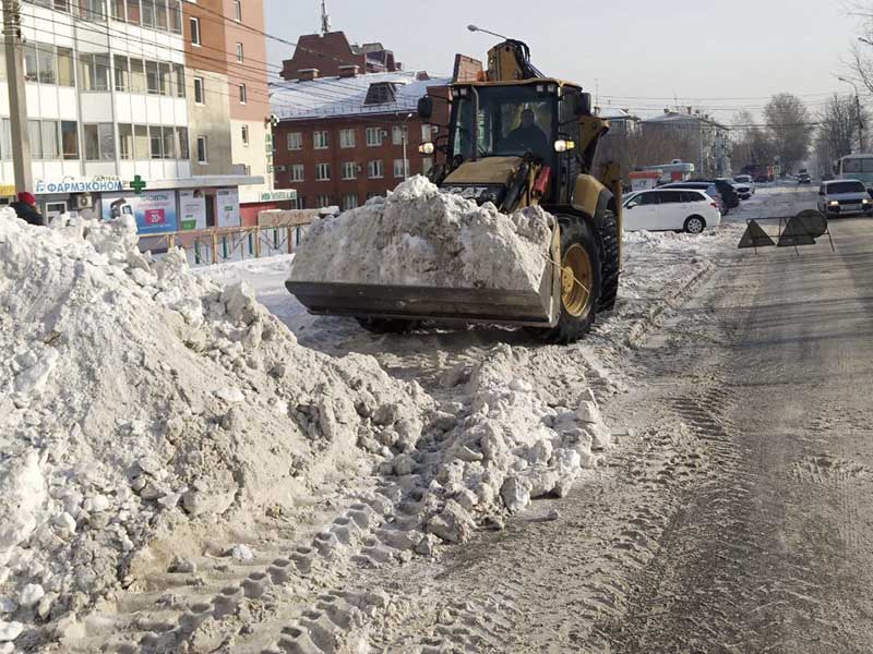 Дороги и пешеходные зоны Иркутска очищают от наледи