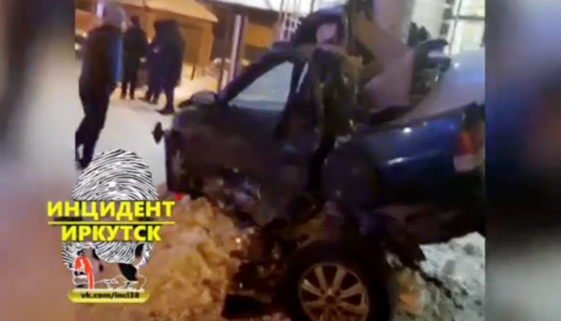 "Всмятку": два авто после столкновения отбросило на припаркованные машины в Иркутске