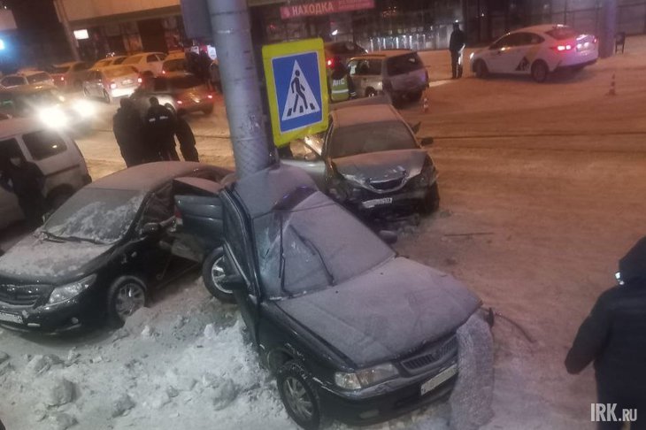 На улице Софьи Перовской в Иркутске столкнулись Toyota Verossa и Subaru Forester