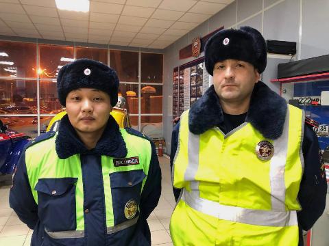 Иркутские полицейские помогли многодетной матери довезти ребенка до больницы