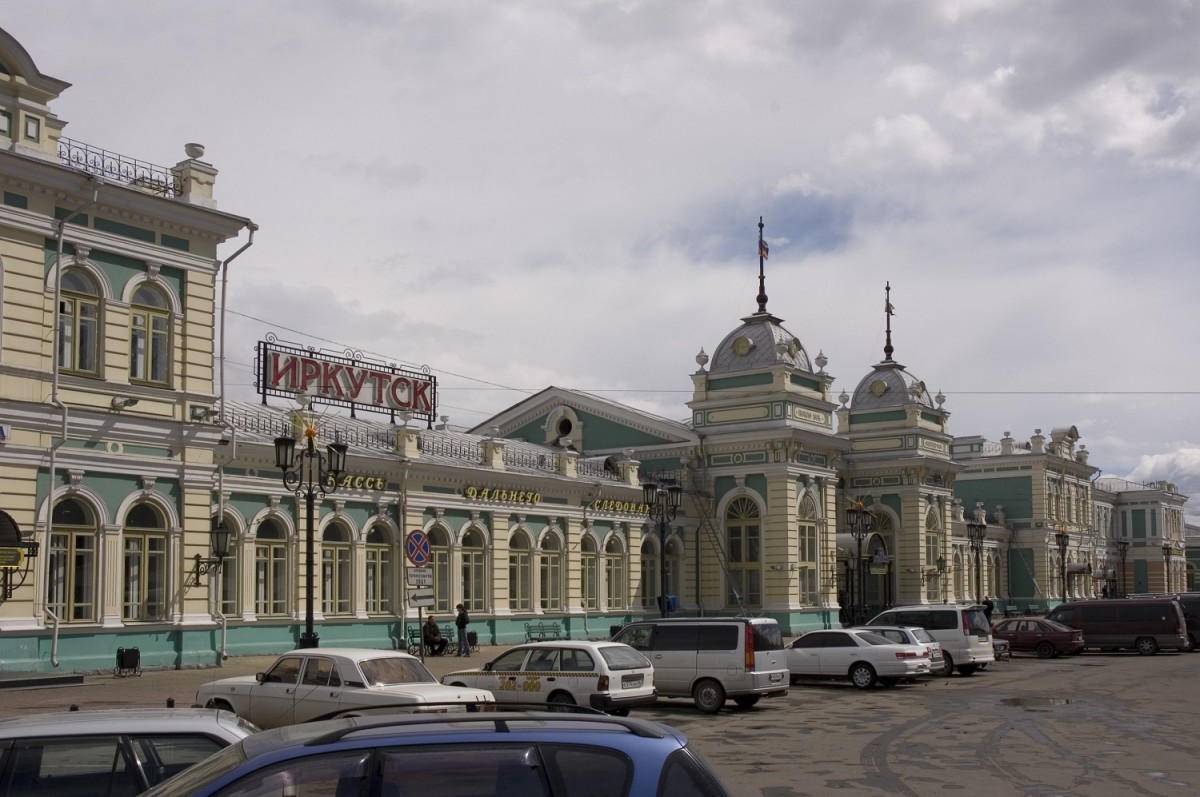 Два пассажирских поезда прибыли в Иркутск с опозданием на восемь часов
