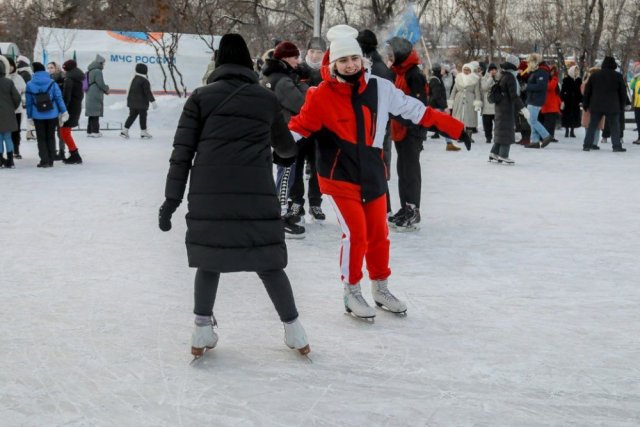 1,5 тысячи человек стали участниками массового катания на коньках в Иркутск