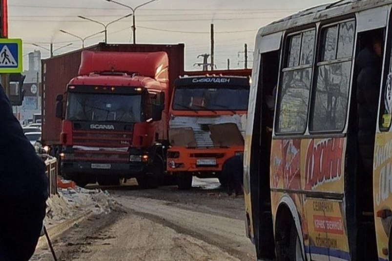 Фура и грузовик столкнулись на Трактовой в Иркутске