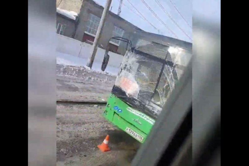 Автобусы врезались в друг друга на Трактовой в Иркутске