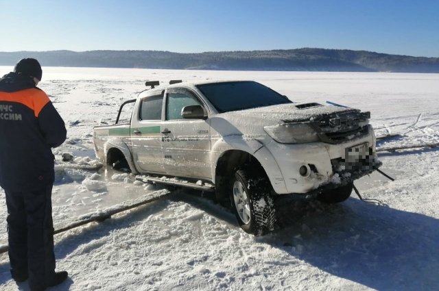 Опасную становую трещину обнаружили 27 января на льду Байкала