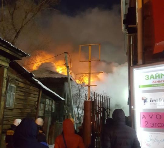 В центре Иркутска горит двухэтажное здание