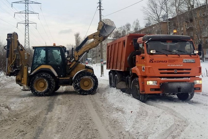 В выходные на улицах Иркутска продолжают убирать снег