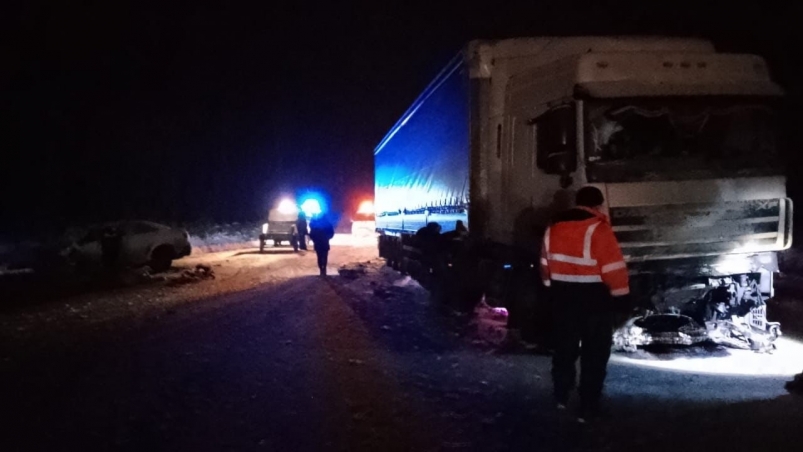 Водитель легковушки погиб в столкновении с грузовиком на трассе в Тайшетском районе