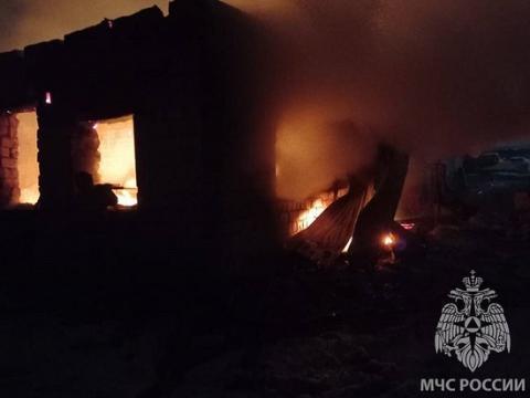 На севере Иркутской области сгорел гараж с пятью машинами