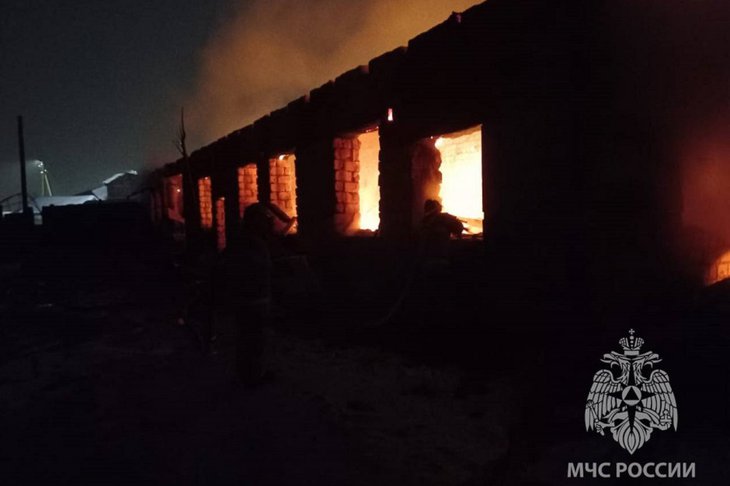 В Алзамае Нижнеудинского района сгорел гараж с пятью машинами