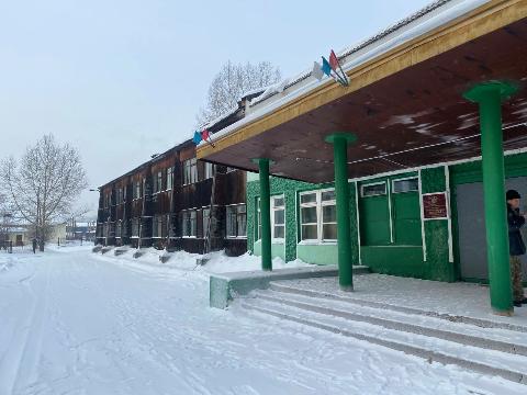 В Усть-Куте начали демонтаж школы №7 в посёлке Мостоотряд
