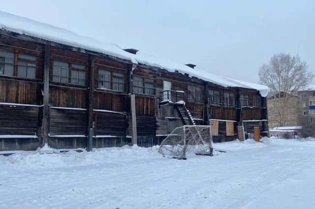 Деревянное здание школы номер 7 начали сносить в Усть-Куте