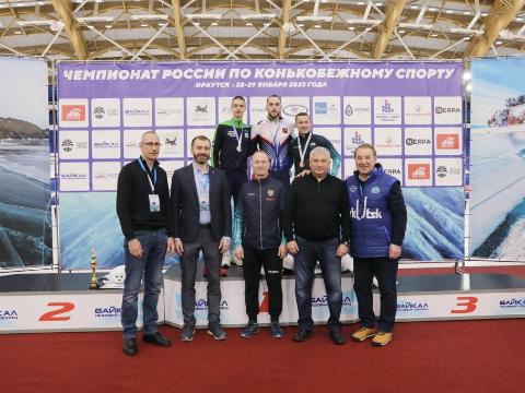 Александр Ведерников наградил победителей чемпионата России по конькобежному спорту в Иркутске