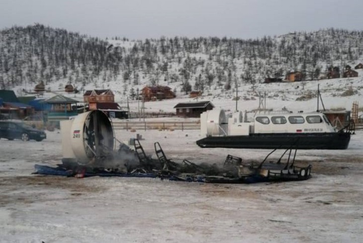 На Байкале в Ольхонском районе сгорело судно на воздушной подушке
