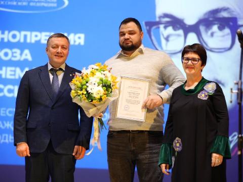 Иркутский губернатор вручил премию Гайдая иркутскому режиссеру