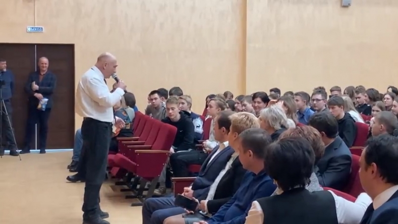 "Будете валяться на помойке": российский депутат обратился с напутствием к школьникам