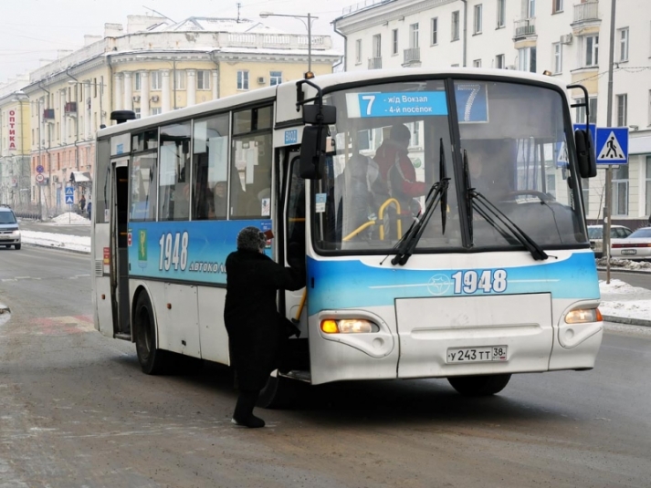 Водителя автобуса в Ангарске оштрафовали за проезд на красный сигнал светофора