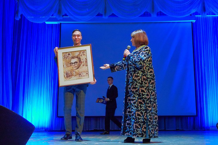Наталья Варлей подарила Иркутску портрет Гайдая кисти Никаса Сафронова