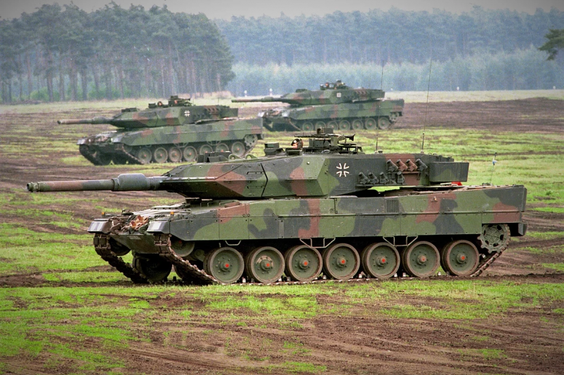 Политолог рассказал о схеме поставок США самолетов и танков на Украину
