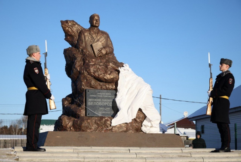 Памятник Афанасию Белобородову открыли на его родине - в селе Баклаши