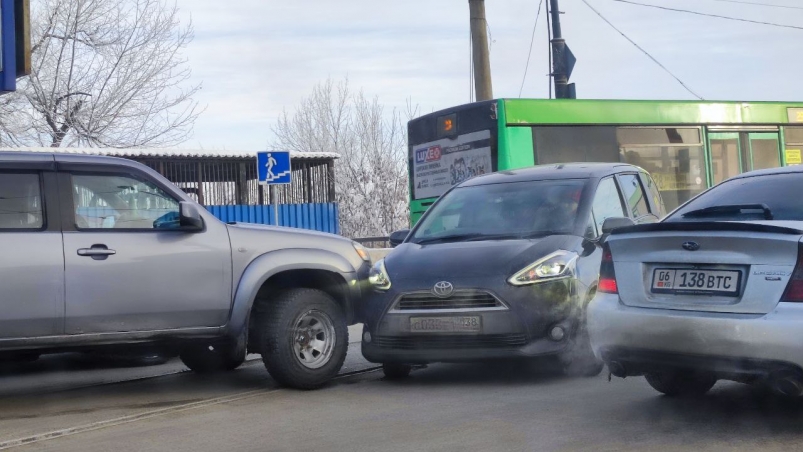Две иномарки столкнулись на трамвайных путях около Джамбула в Иркутске