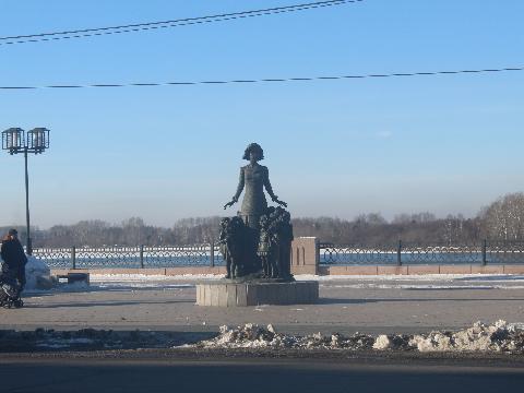 В парках, скверах и на набережных Иркутска очищают от снега памятники