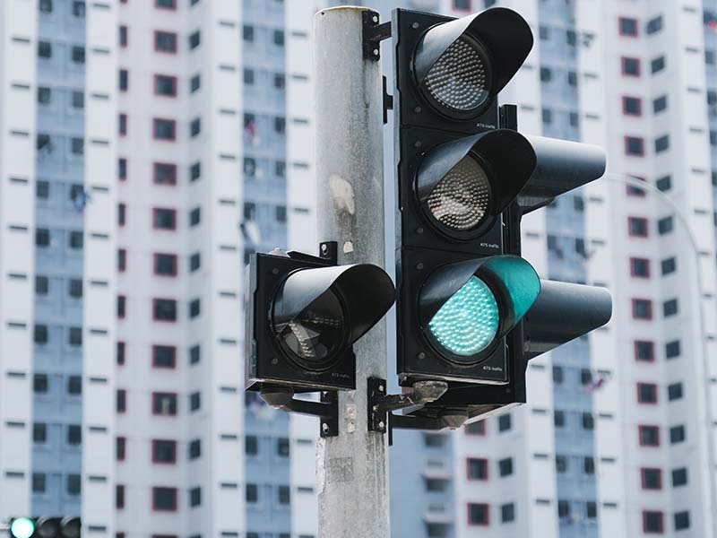Светофоры с совмещенной фазой заработают на улицах Декабрьских Событий и Бочкина с 21 февраля