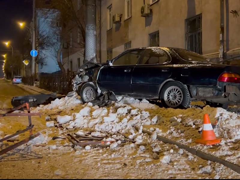 Пьяный водитель снес ограждение и выехал на тротуар на улице Лермонтова в Иркутске