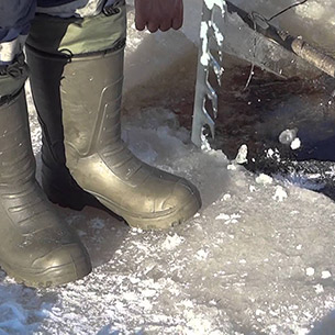 Организацию уличили в незаконном распиле льда Иркутского водохранилища