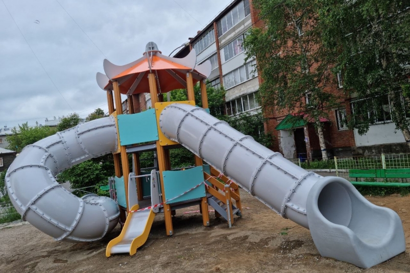 В округе №10 депутата Думы Иркутска установили детские и спортивные площадки в 2022 году