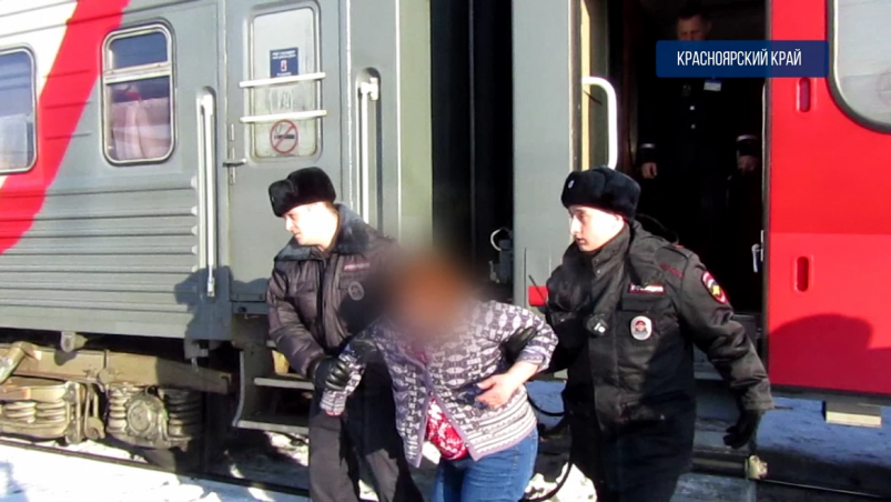 Пьяную женщину сняли с поезда Иркутск-Красноярск за дебош в вагоне